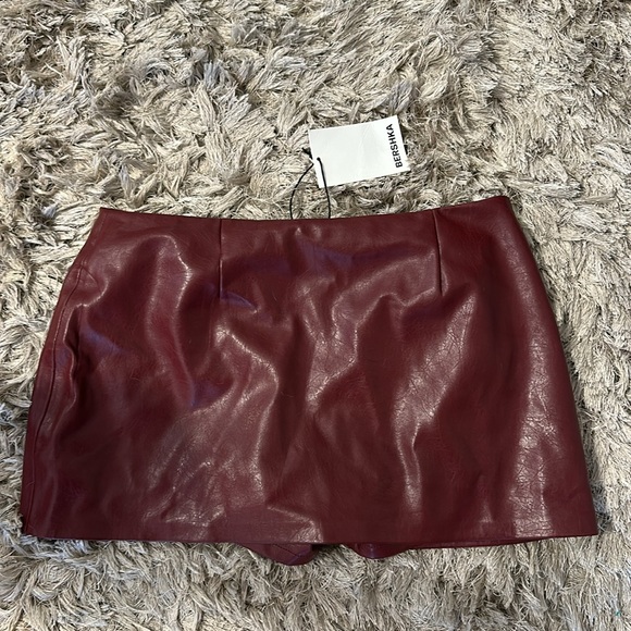 Bershka belted faux leather mini skirt in burgundy - Picture 12 of 12